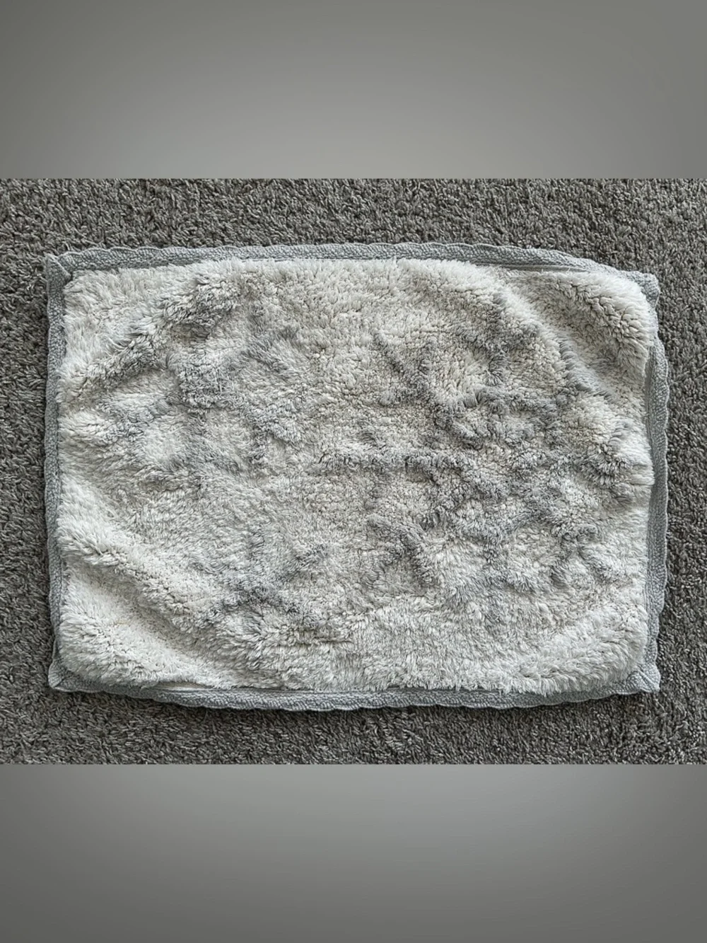 Wondershop Snowflake Microfiber Bath Mat - Light Gray ❄️